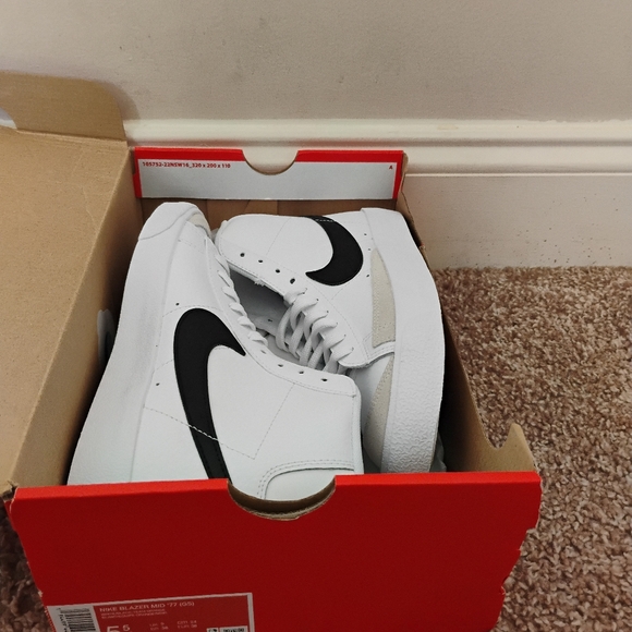 Boys Nike Kids' Grade School Blazer Mid '77 Shoes Size 5.5 Youth - Picture 10 of 10